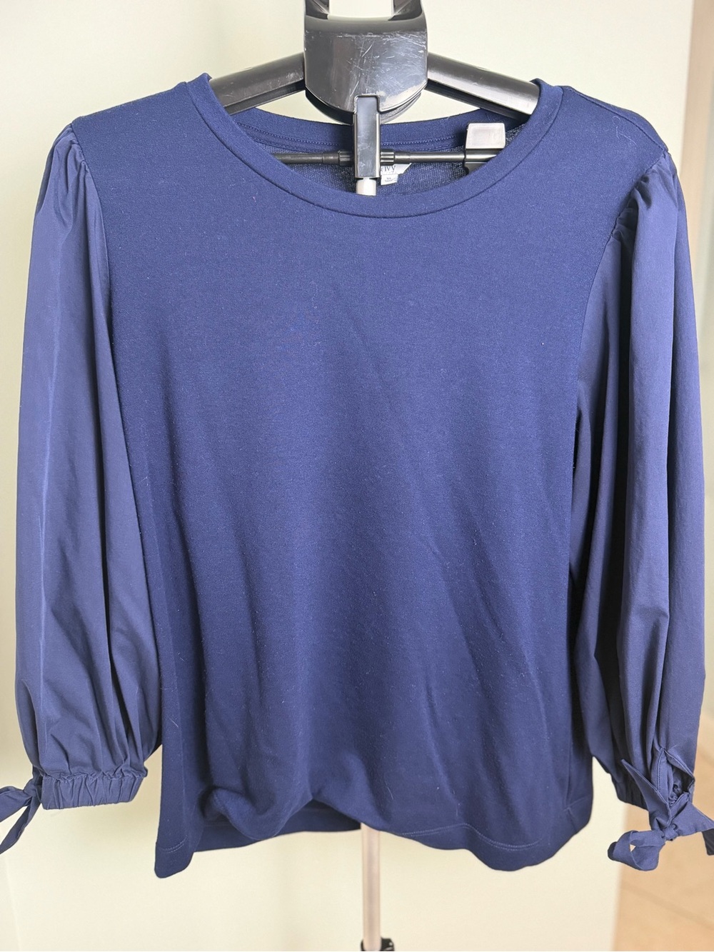 crown & ivy Navy Blue Puff-Sleeve Tie-Cuff Top